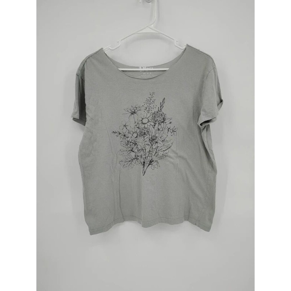 Doe light green cut neck floral graphic tee medium